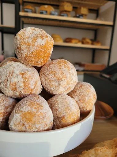 Pączki obsypane cukrem pudrem w misce